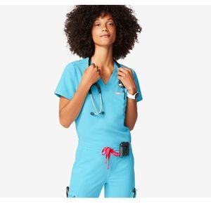 NWT FIGS Casma Three pocket Scrub Top